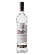 Ketel One Vodka flaske i klart glas med blå etiket og lang hals